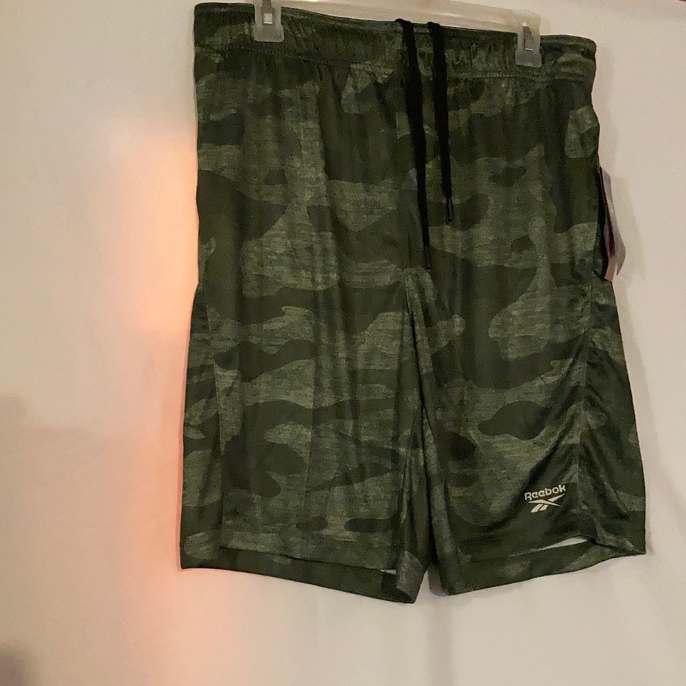 Men’s Slim 9” Shorts Size M